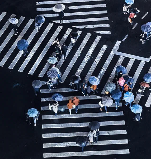 People at busy Hong Kong street crossing.